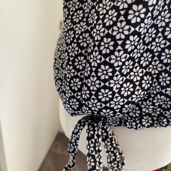 Black and White Stylized Flower Blouse XS - Picture 6 of 6